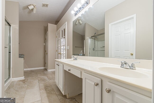 Building Photo - 5755 Lakeview Cir