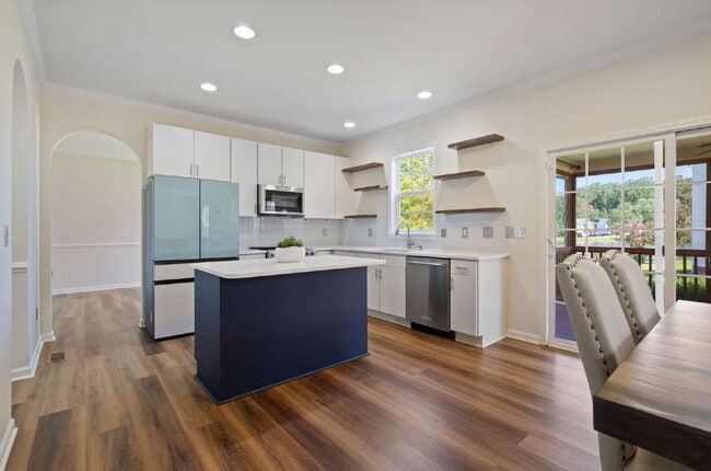 Building Photo - Spacious 5-Bedroom Living with Scenic View