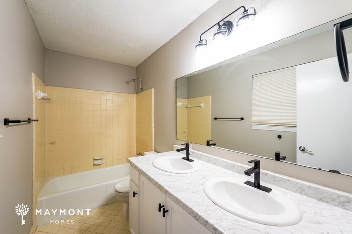 Building Photo - 4054 Brookmont Dr