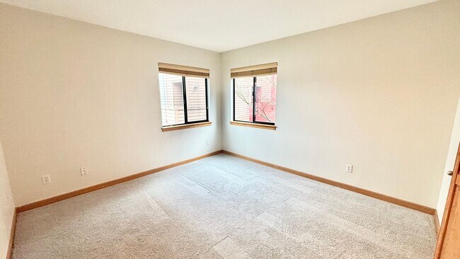 Building Photo - Spacious 2BR/2BA Condo – 1,086 SF + Parking + River Views | NW Portland