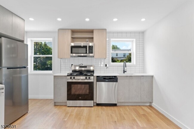 Primary Photo - 100 Chestnut St