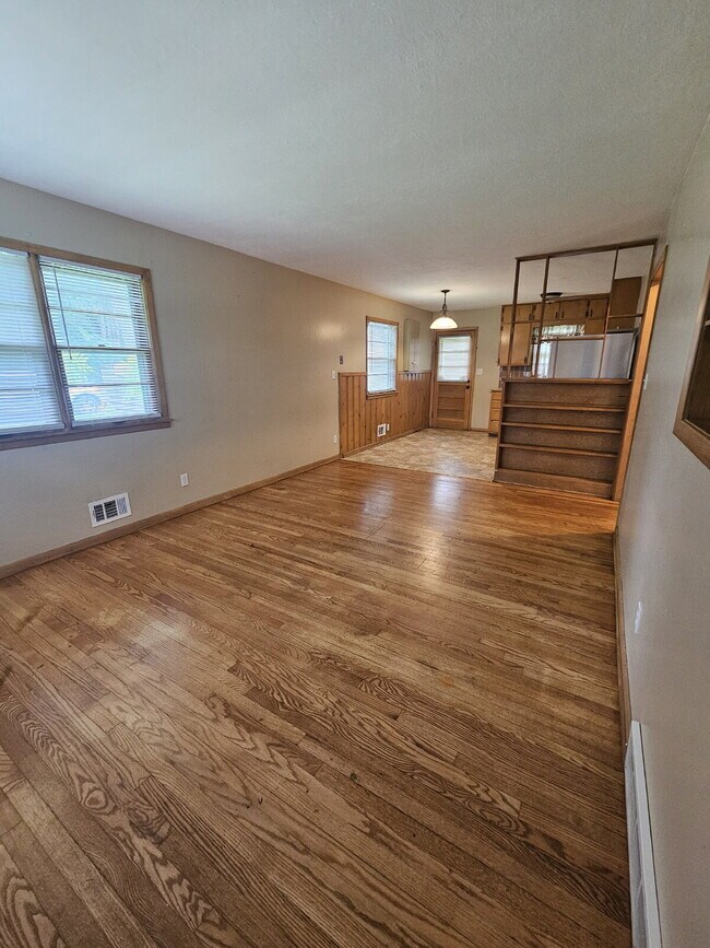 Building Photo - 409 W Linden Ave