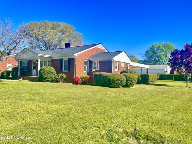 Building Photo - 2619 Crockett Dr
