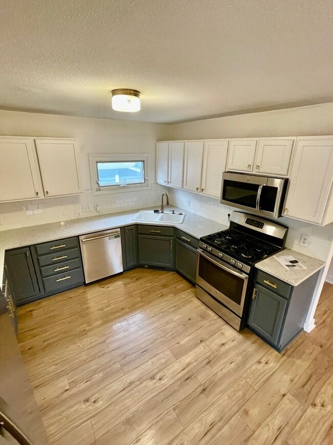 Building Photo - Beautifully Renovated 4-Bedroom Home Near West Blvd