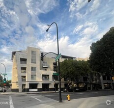 Building Photo - 159 W Green St