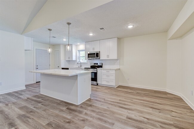 Building Photo - 16813 Glen Eagle Dr N