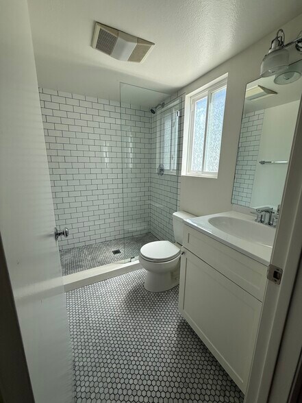 Building Photo - 1758 Palisades Dr