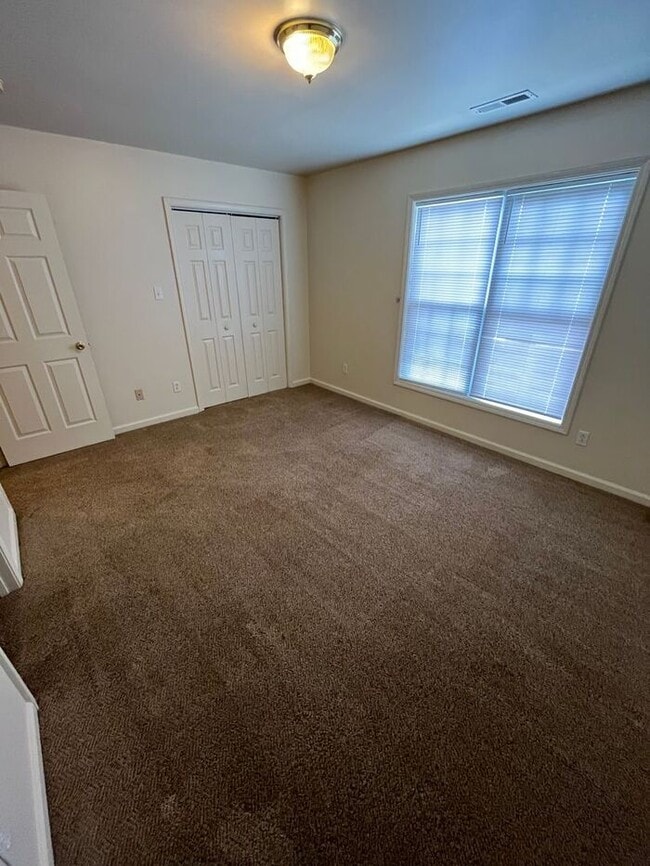Building Photo - 2BD/2.5BA Unit at Water Oaks in Hickory!