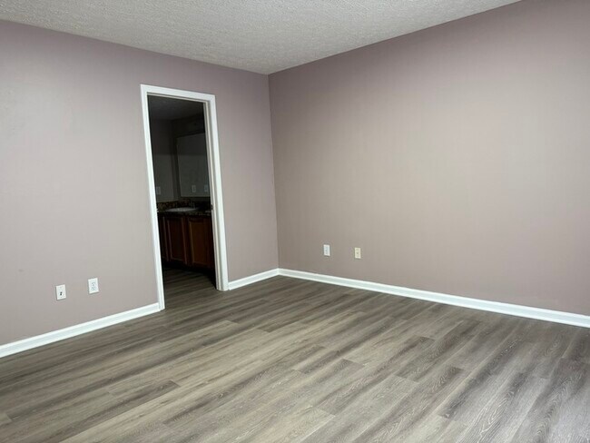 Building Photo - Updated 3 Bed, 2.5 Bath Home