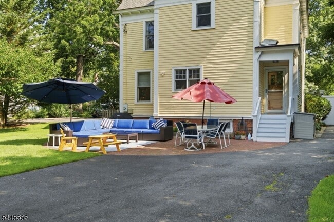 Building Photo - 40 Oakwood Ave