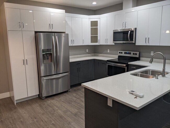 Building Photo - 7655 Parkland Dr
