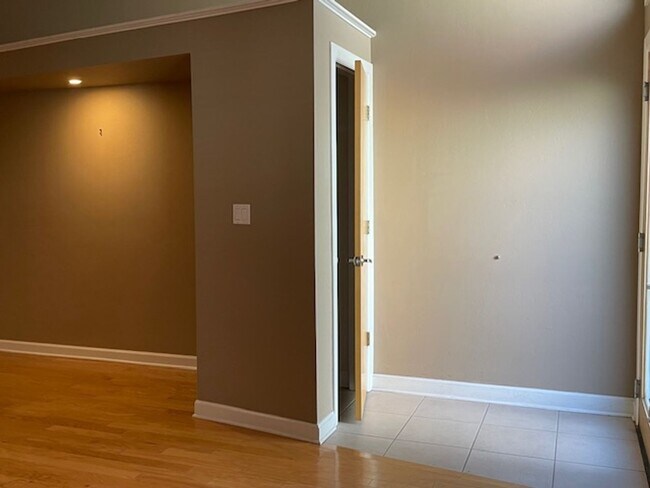 Building Photo - Nob Hill 2 Bedroom 2 Bath