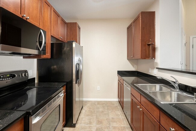 Building Photo - Top Floor Condo, Panoramic Mountain Views!