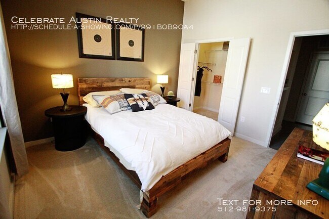 Building Photo - 704