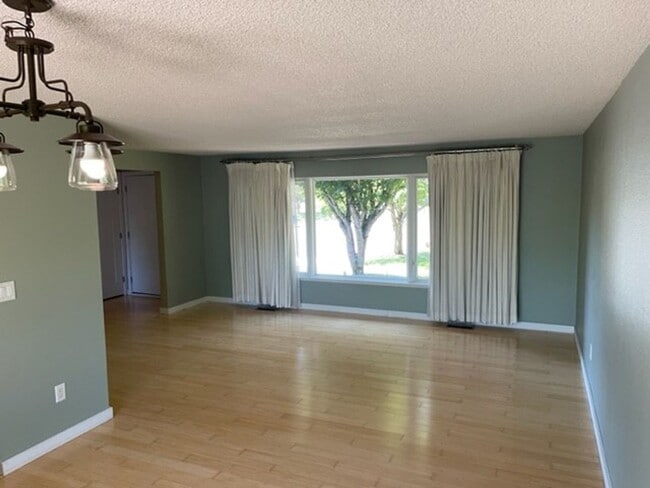 Building Photo - Beautifully Updated Home with Large Yard a...