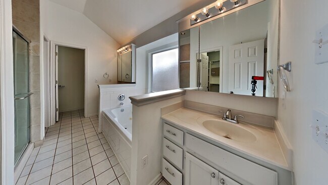 Building Photo - 3 Bedroom with Office in Edmond