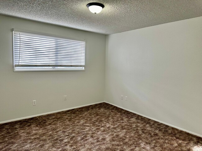 Building Photo - Spacious 3bdrm, 1bath Apt in Moyina Heights