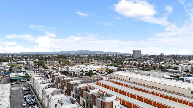 Building Photo - Detached Townhome - Private Roof Deck - With 360 Panoramic Views