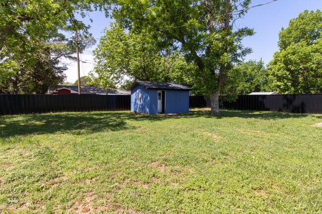Building Photo - 1310 Eleanor St