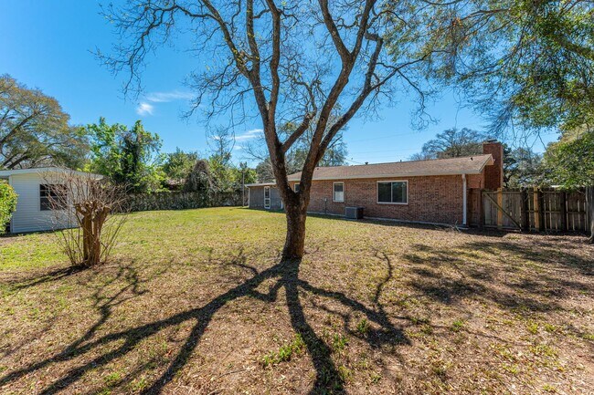 Building Photo - Updated 3 Bedroom in Great Location!