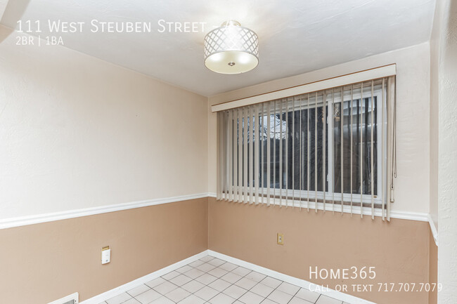 Building Photo - Cozy Urban Living: Charming 2 Bedroom Unit...