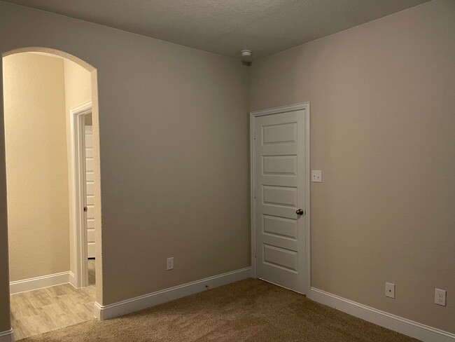 Building Photo - 4 Bedroom in Gruene Field / 1 Mile to Grue...