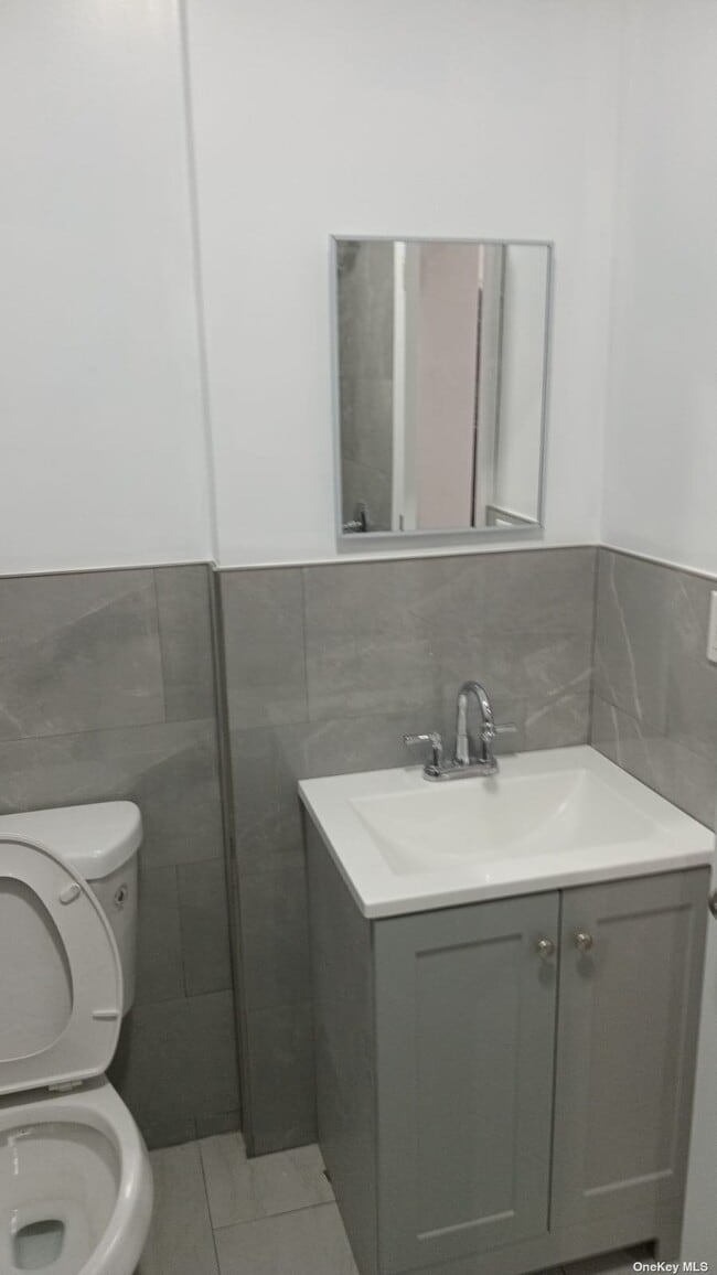 Building Photo - 304 Jericho Turnpike