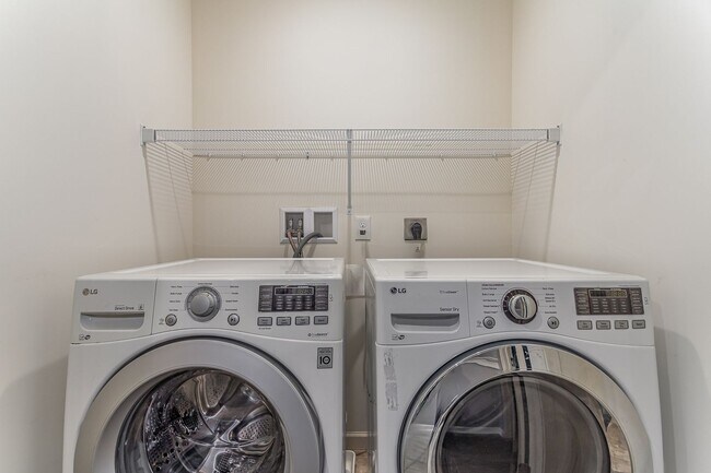 Building Photo - Welcome to this charming 3 bedroom, 2.5 ba...