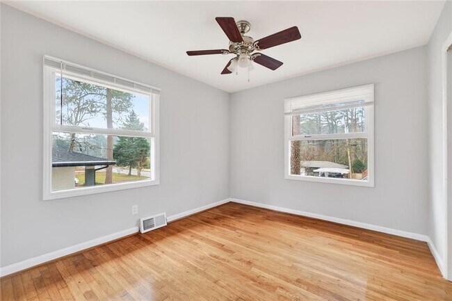 Building Photo - 3178 Pinehill Dr