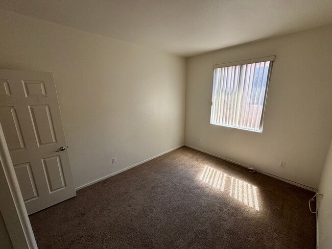 Building Photo - Beautiful 3Bed/2Bath Single Story Home loc...