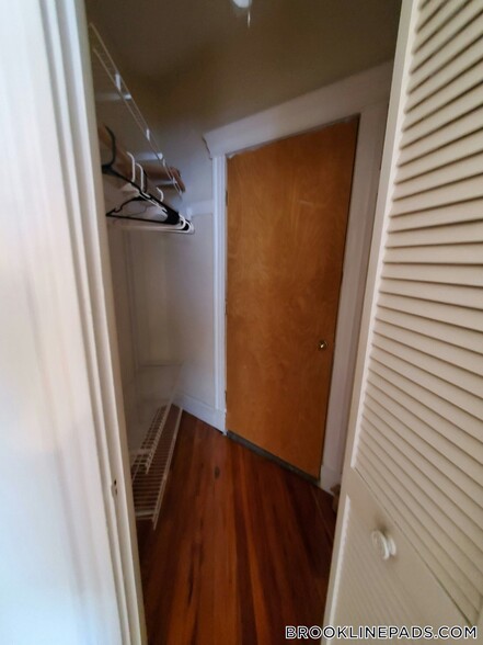 Building Photo - 352 Riverway