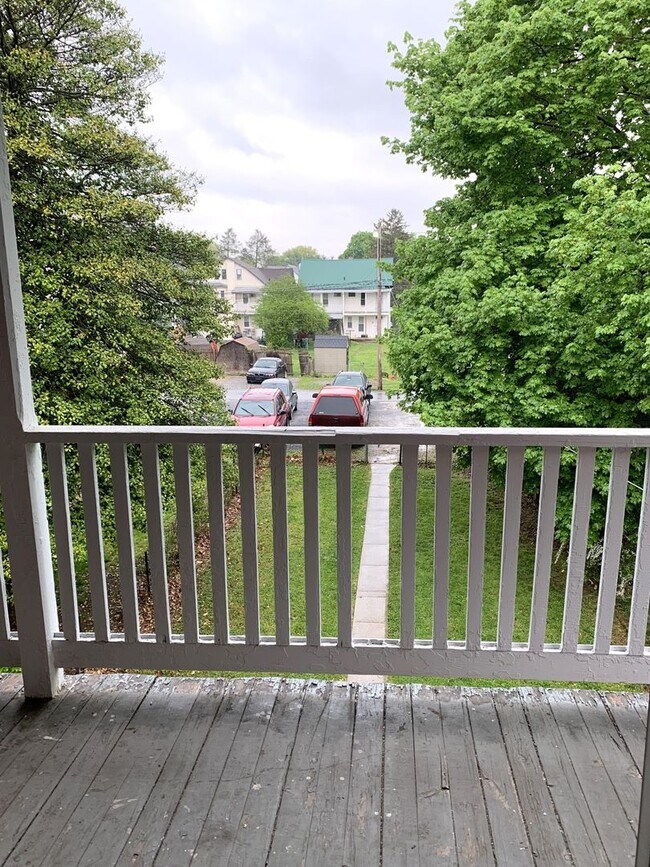 Building Photo - 2-story duplex | 4 bedrooms and 2 full bathrooms