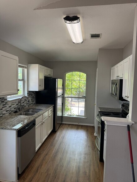 Kitchen - 6931 Grapevine Lk