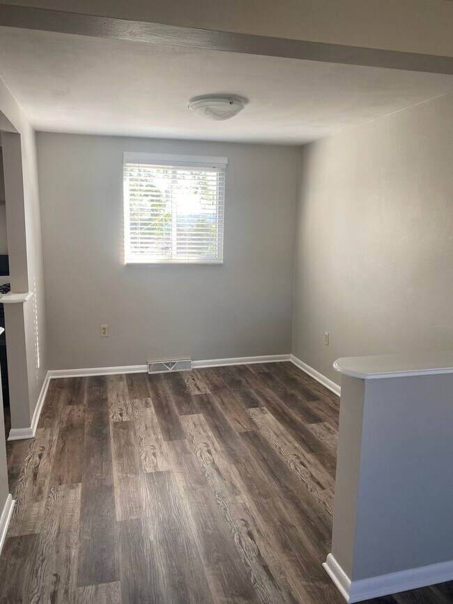 Building Photo - Cozy & Comfortable 2 BR, 1 Bath Townhome in North Irwin, PA