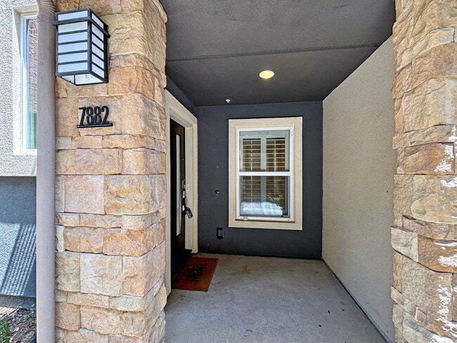 Building Photo - Stunning 3B/3.5BA Townhouse in Mission Val...