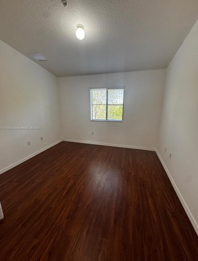 Building Photo - Beautiful 2/2 apartment