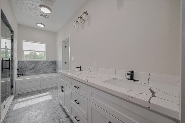 Building Photo - 2206 Hoskins Dr