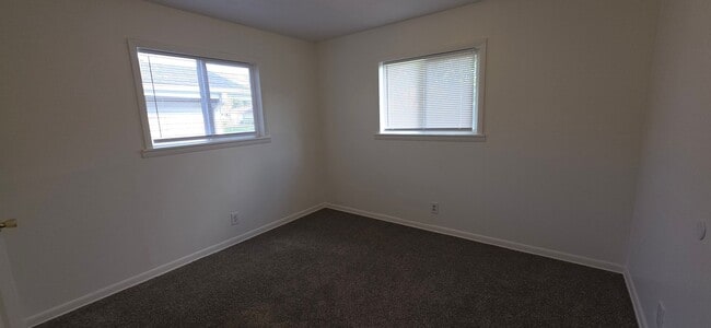 Building Photo - 2 Bedroom house with garage, $950!!