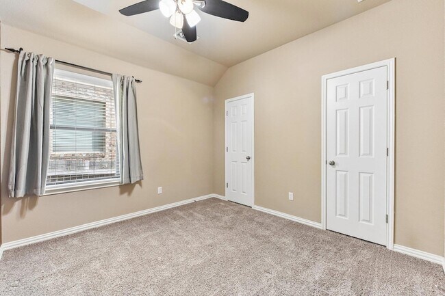 Building Photo - 640 Loma Cedro Bend