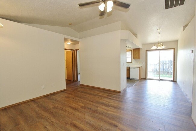 Building Photo - 978 Johnson Dr