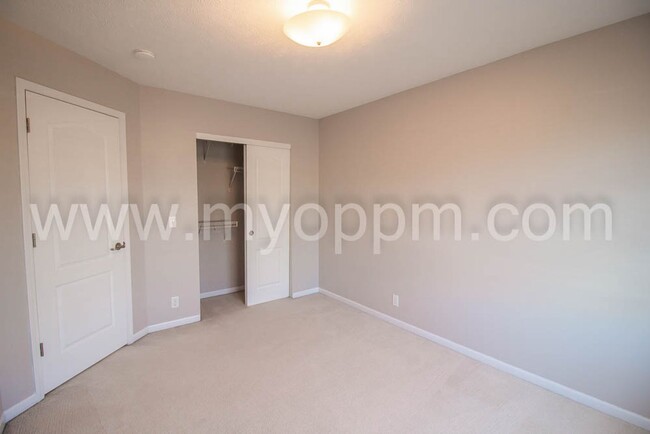 Building Photo - Spacious 3 Bedroom house at 168th and Maple