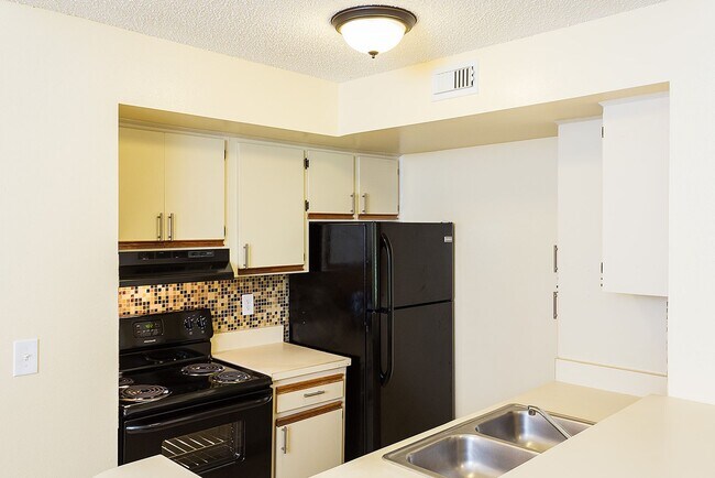 Building Photo - Beautiful Condo with 2-bedroom and 2-bathroom in Bella Vista