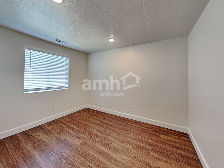 Building Photo - 1273 N Rickshaw Ln