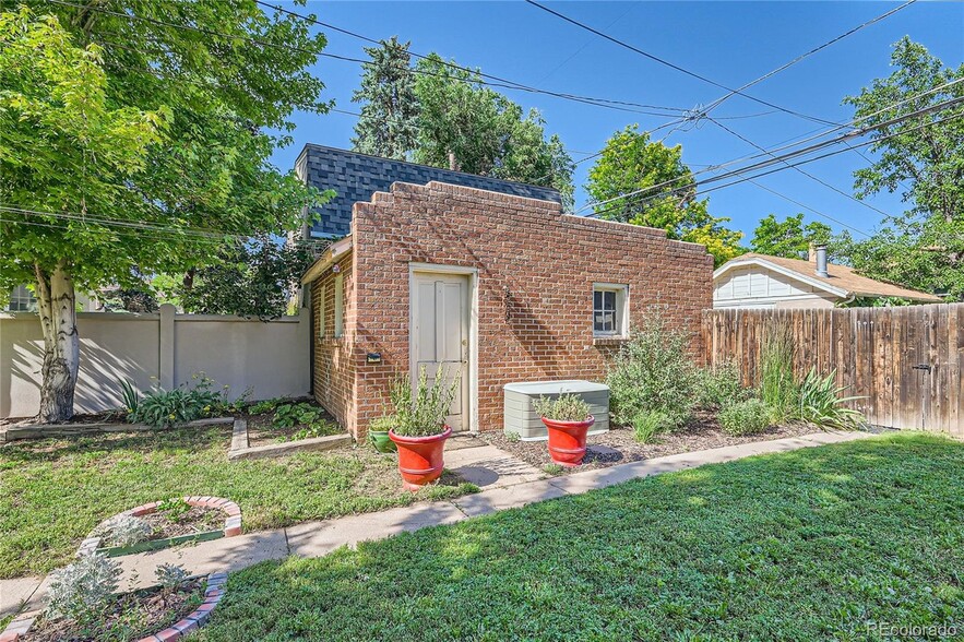 Building Photo - 1034 S Corona St