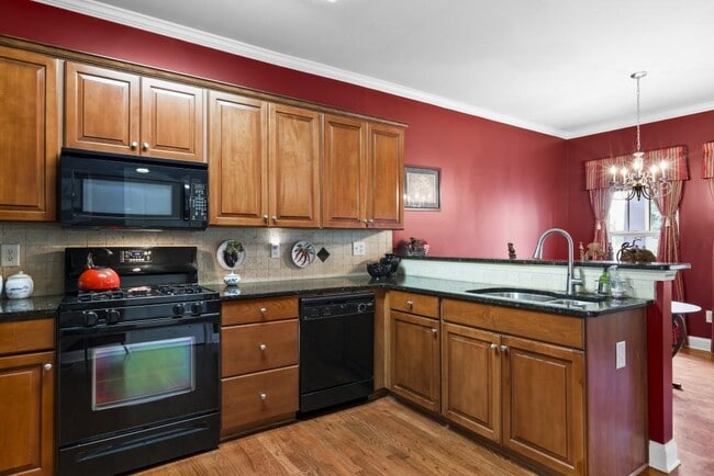 Building Photo - 423 Royal Cres Ln E