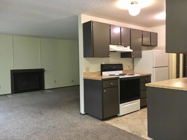 Building Photo - Don't Miss This Beautiful 2 Bed, 1 Bath To...