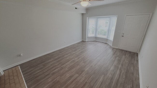 Building Photo - 301 Hickory Pl