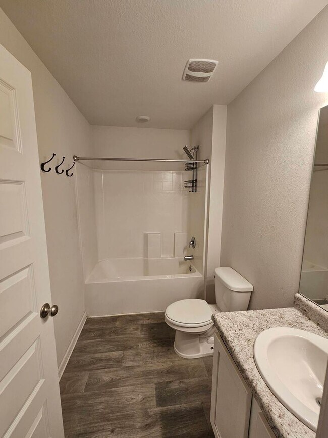 Building Photo - Modern 4Bed/2Ba Home, Centrally Located & Convenient to Everything! *1/2 OFF 1st Month's Rent!* &...