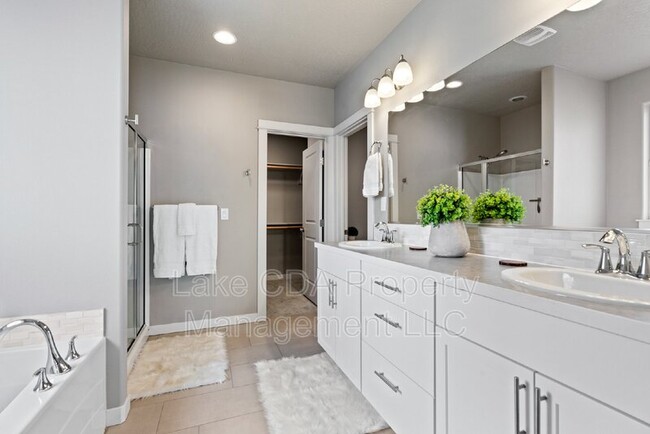 Building Photo - 5673 W Rockingham Dr