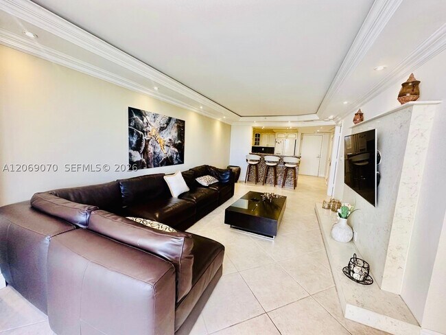 Building Photo - 2555 Collins Ave